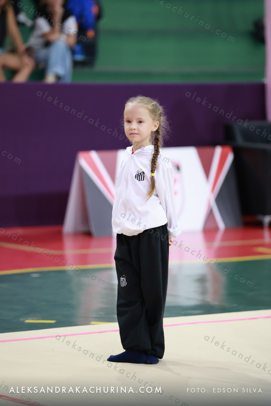 Aleksandra Kachurina com o uniforme do Santos Futebol Clube na cerimônia de abertura