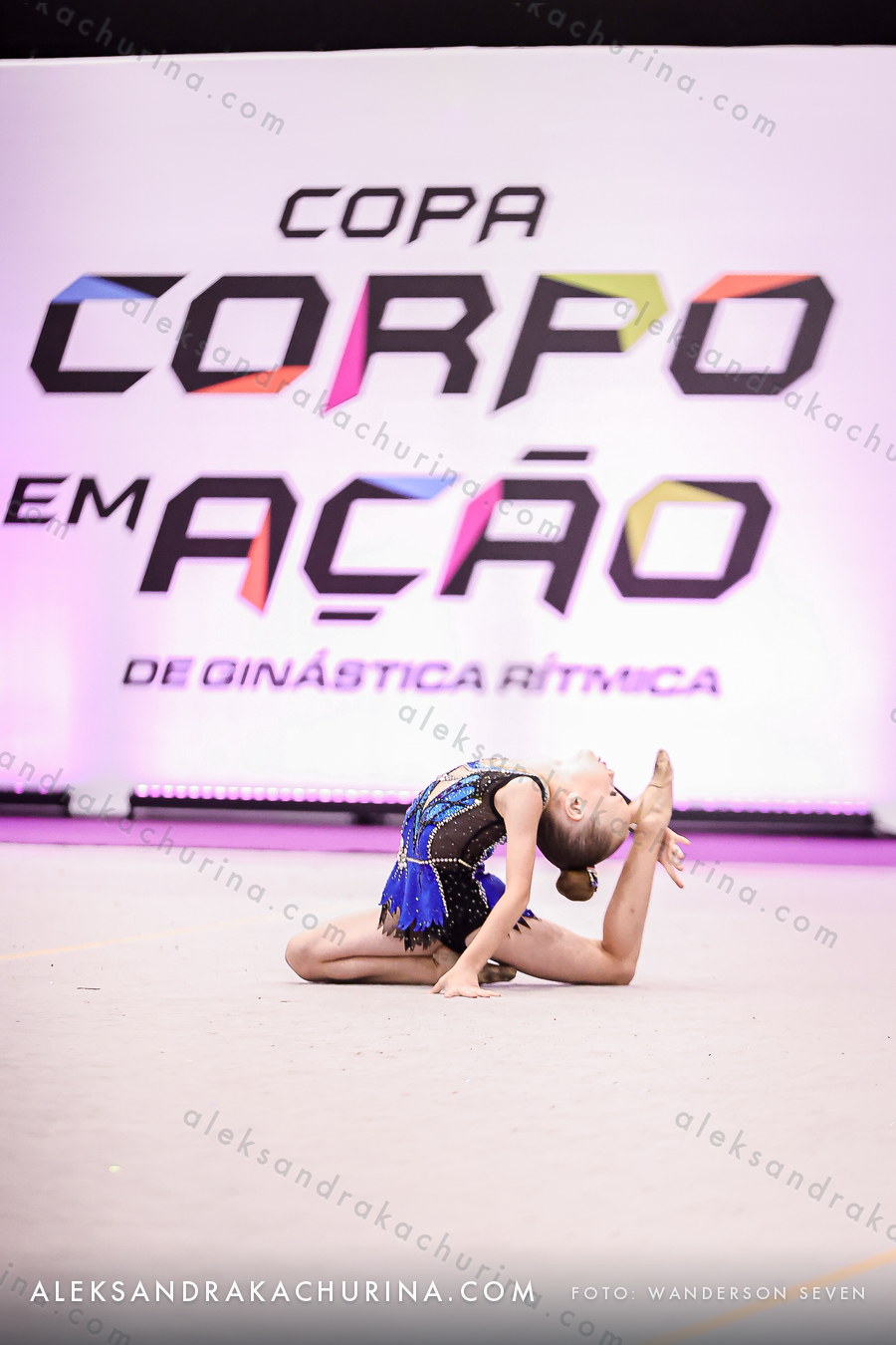 Elemento de flexibilidade diante do painel da Copa Corpo em Ação